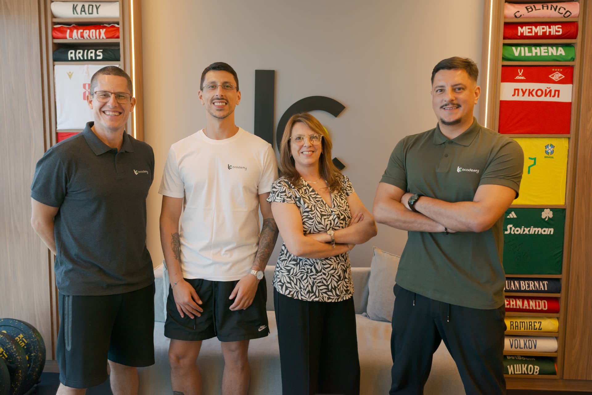 Equipe LC Academy em trabalho de planejamento